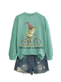 Détail du sweat vert sauge avec grenouille à vélo et ensemble de shorts en jean usé - Vert Clair (Imprimé Noir)