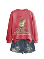 Détail du sweat rouge avec grenouille à vélo et inscription Off to cause a kerfuffle - Rouge (Lettres Blanches)