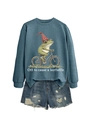 Détail de l'imprimé grenouille à vélo sur un sweat bleu marine avec un short en jean - Bleu (Imprimé Blanc)