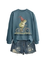 Détail du sweat-shirt bleu avec un grenouille à vélo et impression texte kerfuffle - Bleu (Imprimé Noir)