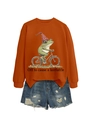 Détail du sweat orange avec imprimé grenouille et short en jean bleu délavé - Orange Rouille (Graphique Noir)