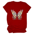 Gros plan du t-shirt rouge avec imprimé détaillé de papillon floral sur un tissu doux - S / Rouge