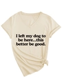 Dettaglio della t-shirt da donna con scollo a V, stampa grafica e nodo sull'orlo - S / Sabbia (Stampa Nera)