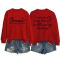 Détail du sweat-shirt rouge imprimé et du short en jean déchiré sur fond blanc pur - S / Rouge (Police Noire)