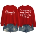 Détails avant et arrière du sweat rouge à manches longues avec imprimé Stronger Than The Storm - S / Rouge (Police Blanche)