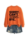 Flachbild von orangefarbenem Sweatshirt mit Tennis-Text und abgenutzten Denim-Shorts - Orange (Schwarze Schrift)