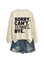 Beiges Sweatshirt mit 'Sorry Can't Tennis' Aufdruck und Distressed Denim Shorts flachgelegt - Sandfarben (Schwarze Schrift)