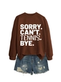Detail von dunkelbraunem Sweatshirt mit Tennis-Aufdruck und Distressed-Denim-Shorts - Kaffee (Weiße Schrift)