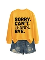 Gelber Tennis-Sweatshirt mit Spruch und dazu passende zerrissene blaue Denim-Shorts - Gelb (Schwarze Schrift)