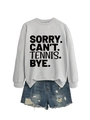 Detail von grauem Sweatshirt mit Textaufdruck und Distressed-Denim-Shorts im Set - Grau (Schwarze Schrift)