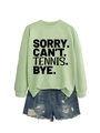 Detail eines hellgrünen Sweatshirts mit Spruch und zerrissenen Jeans-Shorts im Set - Olivgrün (Schwarze Schrift)