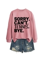 Rosafarbenes Tennis-Sweatshirt mit blauen Distressed-Denim-Shorts im Set flach gelegt - Roségold (Schwarze Schrift)