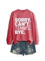 Roter Crewneck-Pullover mit SORRY CAN'T TENNIS Aufdruck und Denim-Shorts dazu - Rot (Weiße Schrift)