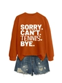 Detail eines orangenen Sweatshirts mit weißem Text und ausgefransten Denim-Shorts - Gebranntes Orange (Weiße Schrift)