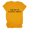 Dettaglio dello slogan nero 'big fan of human rights' stampato su una t-shirt gialla - S / Giallo Senape (Testo Nero)