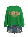 Détail de l'imprimé PUMPKIN SEASON sur sweat vert et short en jean avec déchirures - S / Vert Herbe