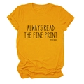 Dettaglio della t-shirt in cotone giallo zenzero con slogan Always Read The Fine Print - S / Giallo Senape (Testo Nero)