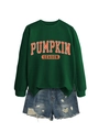 Détail d'un sweat vert foncé Pumpkin Season avec un short en jean bleu délavé - Vert foncé