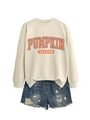 Mise à plat du sweat Pumpkin Season crème et d'un short en jean bleu délavé usé - Sable
