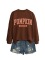 Sweat Pumpkin Season marron posé à plat avec un short en jean denim délavé et usé - Café