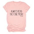 Détail du t-shirt rose avec message humoristique Always Read The Fine Print de grossesse - Rose (Imprimé Noir)