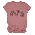 Détail du t-shirt mauve à col rond avec revers de manches et texte d'annonce de grossesse - Or Rose (Police Noire)