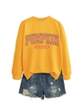 Pull jaune Pumpkin Season posé à plat avec short en jean vieilli pour le style automnal - Jaune