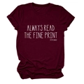 Détail du t-shirt bordeaux avec le slogan blanc Always Read The Fine Print imprimé - Rouge Vin (Police Blanche)
