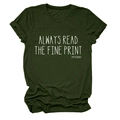 Détail du col rond et de la texture du t-shirt vert foncé avec imprimé humour - Vert Armée (Police Blanche)