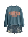 Détail d'un sweat bleu-gris imprimé Pumpkin Season et d'un short en jean délavé et usé - Bleu