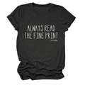 Détail du t-shirt d'annonce de grossesse avec texte Always Read The Fine Print sur gris foncé - Gris Chiné (Police Blanche)