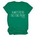 Détail du t-shirt vert en coton avec annonce de grossesse Always Read The Fine Print - Vert Foncé (Police Blanche)