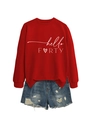 Detail des hello FORTY Aufdrucks auf rotem Sweatshirt mit Distressed Denim Shorts - S / Rot (Weiße Schrift)