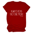 Détail d'un t-shirt rouge en coton avec le slogan Always Read The Fine Print - Rouge (Police Blanche)