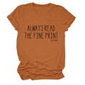 Détail d'un t-shirt en coton caramel avec texte Always Read The Fine Print pour grossesse - Orange Brûlé (Police Noire)