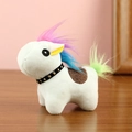 Simpatico portachiavi unicorno in peluche bianco con criniera colorata su tavolo in legno - Bianco