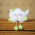 Dettaglio di un ciondolo a nuvola in peluche bianco con viso ricamato e tocchi verde fluo - Bianco
