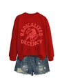 Flachbild-Detail eines roten Sweatshirts mit Raben-Grafik und Distressed-Denim-Shorts - S / Rot