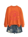 Detail eines orangefarbenen Sweatshirts mit RADICALIZED BY DECENCY Print und Denim-Shorts - S / Orange