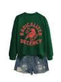 Détail du sweat-shirt vert foncé avec texte rouge, motif corbeau et short en jean bleu - S / Vert clair