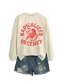 Détail de l'imprimé Radicalized By Basic Decency sur sweat beige et short en jean bleu - S / Sable
