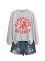Détail du sweat gris avec motif oiseau rouge et ensemble short en jean usé - S / Gris