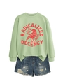 Détail du sweat-shirt vert clair avec graphismes et short en jean bleu délavé usé - S / Vert olive