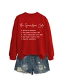 Sweat rouge The Grandma Code associé à un short en jean effiloché sur fond blanc épuré - S / Sweat-shirt Rouge (Police Blanche)