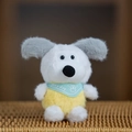 Süßer Plüschhund Schlüsselanhänger in Weiß und Gelb mit einem blauen Play Dog Schal - Ca. 14cm / Gelb