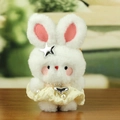 Portachiavi con coniglio di peluche bianco in abito di pizzo beige e ciondolo cuore - Coniglio