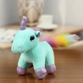 Mintgrüner Einhorn-Plüschanhänger mit lila Glitzerhorn und buntem Regenbogen-Schwanz - Stehender Stil (01) / Blau (Stehmodell)