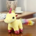 Hellgelber Einhorn-Plüschanhänger mit Regenbogenschwanz und lila Glitzerhorn-Details - Stehender Stil (01) / Stehend Gelb