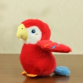 Portachiavi in peluche a forma di pappagallo rosso con coda blu e becco giallo - Rosso
