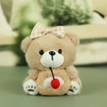 Pendentif ours en peluche marron clair avec nœud à carreaux et détail cerise - Beige